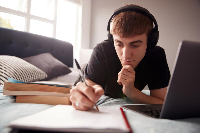 Student som studerar hemma i sin studentlägenhet.